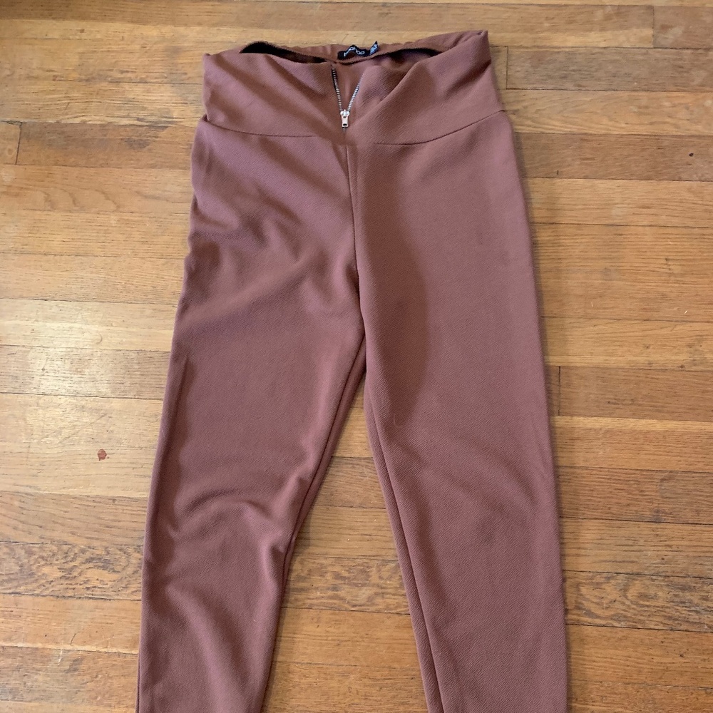 Boohoo mauve zip-front leggings